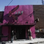 Em meio a rumores de assédio moral, Millie Bobby Brown elogia amizade com David Harbour