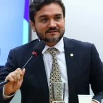 Cavalo invade salão de beleza no Piauí e rouba a cena diante do espelho