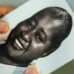 Saiba para que servem os triângulos nas janelas dos aviões