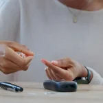 O impacto de dormir com a TV ligada para o seu corpo