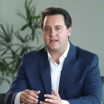 França vence com 10 e dá choque de realidade no Brasil a 76 dias da Copa