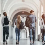 Famosos em looks iguais: Quem ficou melhor?