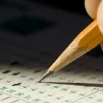 Bolsonaro recebeu visita de deputado Nikolas Ferreira horas antes de tentar romper tornozeleira