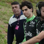 Catherine Zeta-Jones posa arrasadora com vestido curto preto de renda