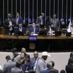 Imagem forte! Jogador sofre fratura impactante durante partida; vídeo