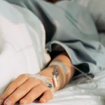 Cabeleireiro de Lady Gaga ensina a lavar o cabelo do jeito certo