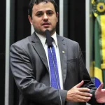 Nunes diz que poderá rescindir contrato com empresas de ônibus