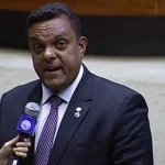 Professor que trocou mundo corporativo por escola pública alerta alunos sobre perigos das redes