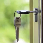 MC Cabelinho troca nome de Bella Campos pelo de rapper em tatuagem