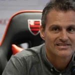 Dólar cai e Ibovespa sobe no último pregão de 2025