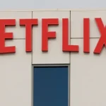 Bellingham sangra após cotovelada e leva cartão ao voltar sem autorização