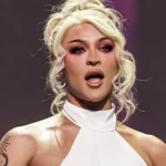 Deputada Fabiana Bolsonaro faz ‘blackface’ em protesto transfóbico