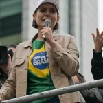 Brasileiro surfa onda de mais de 25 metros durante tempestade em Nazaré