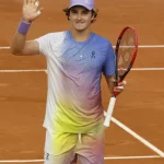 Nicole Bahls tem voo desviado da Venezuela e perde show no Rio