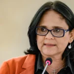 United aproveita expulsão, bate Tottenham e vence a quarta seguida