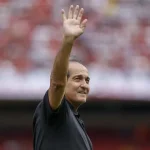 Alexandre Pato e Rebeca Abravanel aproveitam férias na neve em estação de esqui na França