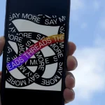 Príncipe Harry se emociona ao relatar perseguição da imprensa contra Meghan Markle