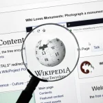 Pamela Anderson diz ter se sentido enojada ao encontrar Seth Rogen no Globo de Ouro 2026