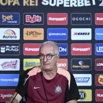 Ex-príncipe Andrew é visto em público pela primeira vez após prisão