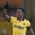 Em camarote separado, Zé Felipe comenta desfile da ex e revela mensagem