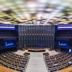 Após perder fortuna, Manoel Gomes vive de favor e tenta se recuperar