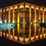 Ivete Sangalo deixa hospital com olho roxo e tranquiliza fãs