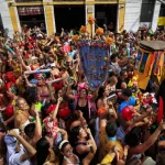 Nas redes, Michelle critica alegoria na Sapucaí de Bolsonaro como palhaço atrás das grades