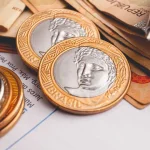 Justiça mantém presos 2 réus por estupro coletivo após audiência no RJ