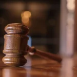 Ex-assessora de Flávio Bolsonaro é denunciada sob acusação de lavar dinheiro de filho miliciano