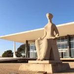 Manchas de suor nas camisas? Especialistas revelam como remover