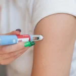 Cade mantém multa diária contra a Meta no caso envolvendo uso de chatbots de IA no WhatsApp