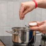 Mata a mãe por conta de luz, esconde corpo e finge sumiço em MG