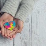 Estudantes de direito atacam homem em situação de rua com arma de choque