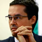 Dólar recua a R$ 4,97 e Bolsa sobe em correção, com cenário político brasileiro em foco