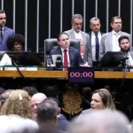 PEC do fim da escala 6×1 propõe manter hora extra em dobro aos domingos; veja perguntas e respostas