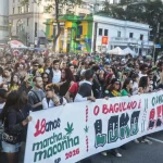 Maratona da Copa na TV pode causar dor nas costas e problemas de postura